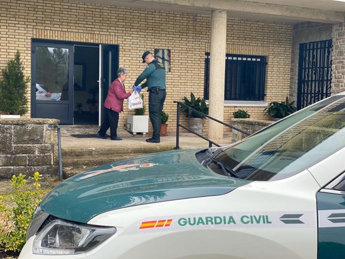 Un agente de la Guardia Civil entrega productos farnacéuticos en una residencia de mayores