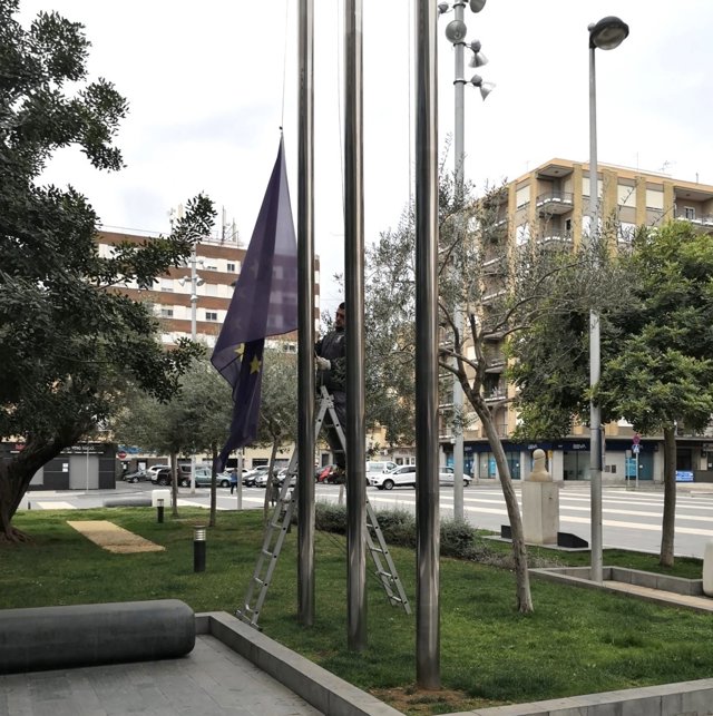 El Ayuntamiento baja las banderas a media asta