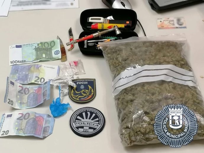 Dos detenidos en una calle de Lavapiés con una bolsa de marihuana y bolsitas de cocaína y heroína