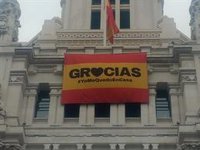 La bandera de España en Cibeles modifica su aspecto y agradece a madrileños que estén en casa