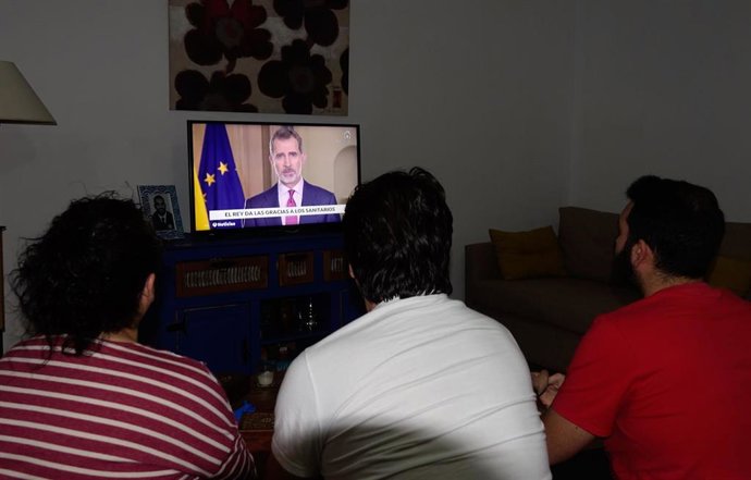 Una familia andaluza que se encuentra en cuarentena por el coronavirus siguen atentamente  el discurso del Rey Felipe VI.