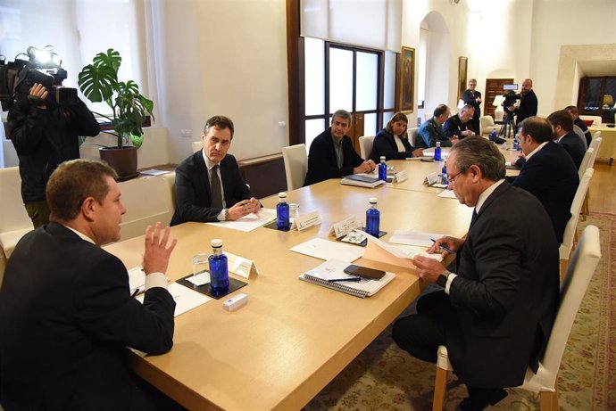 El presidente de Castilla-La Mancha, Emiliano García-Page, se reúne, en el Palacio de Fuensalida de Toledo, con el delegado del Gobierno de España en la región, Francisco Tierraseca