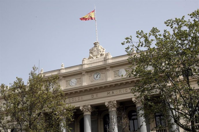 Fachada del edificio de la Bolsa en Madrid, que aparece hoy cerrado al público después de que el Ibex 35 haya rebotado por la intervención del BCE, en Madrid (España), a 19 de marzo de 2020.