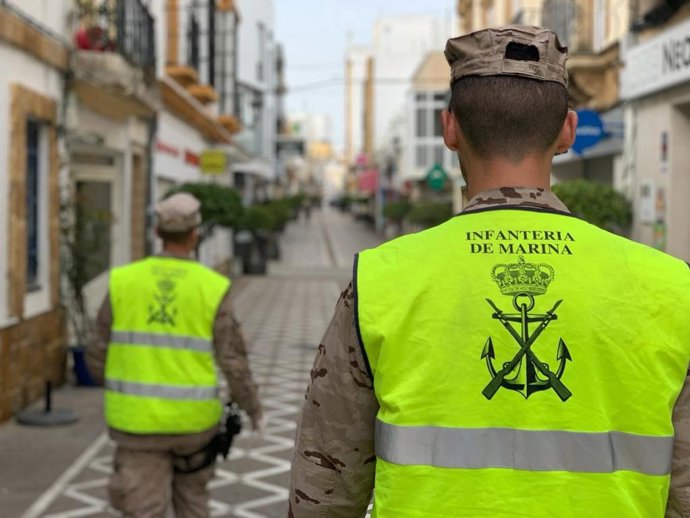 Infantes de MArina patrullando por las calles de un municipio de la provincia de Cádiz