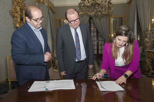 La presidenta de Diputación, Irene García, en la firma de una de las pólizas de créditos en febrero