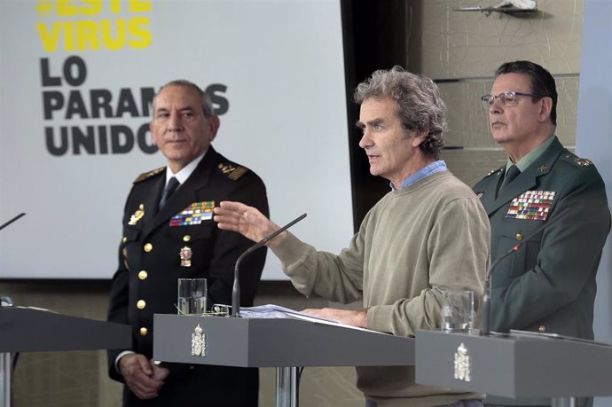 Imagen de recurso (I-D) del director adjunto operativo (DAO) de la Policía, José Ángel González, el teniente general, Laurentino Ceña, y el director del Centro de Coordinación de Alertas y Emergencias Sanitarias del Ministerio de Sanidad, Fernando Simón.