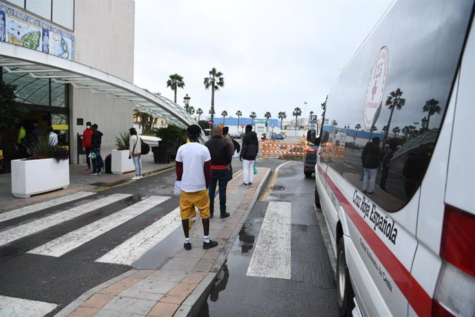 Residentes en el Centro de Estancia Temporal de Inmigrantes (CETI) de Ceuta son trasladados a la península este viernes como medida preventiva ante la crisis del cornavirus