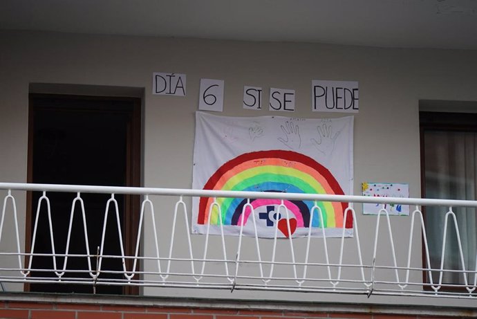 Un dibuix d'un arcoiris i amb les lletres de 'Dia 6, sí es pot' en un de les balconades de l'Hospital Universitari Creus, un dels hospitals públics bascos de referncia per infectats per coronavirus, a Bilbao/Euskadi (Espanya)(arxiu)