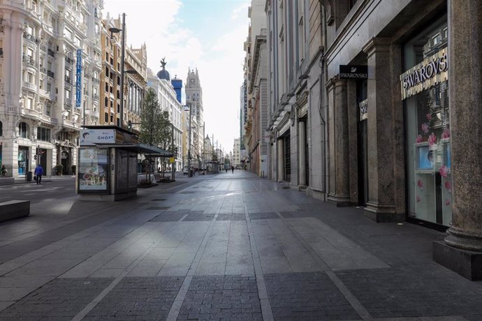 La Gran Vía vacía tras la declaración de Estado de Alarma por coronavirus en el país, en Madrid (España), a 16 de marzo de 2020.