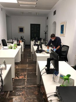Un empleado realiza labores de limpieza y desinfección en la Diputación de Córdoba