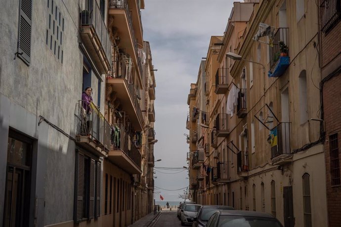 Calle de Barcelona vacía durante el tercer día laborable del estado de alarma por coronavirus, en Barcelona/Catalunya (España) a 18 de marzo de 2020.
