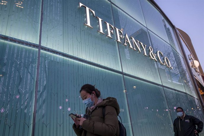 March 5, 2020 - Shanghai China: Pedstrians wear surgical masks as protection against the coronavirus as they walk by the Tiffany & Co store on West Nanjing Road. Retail has taken a heavy hit by the ongoing COVID-19 outbreak. According to official figure