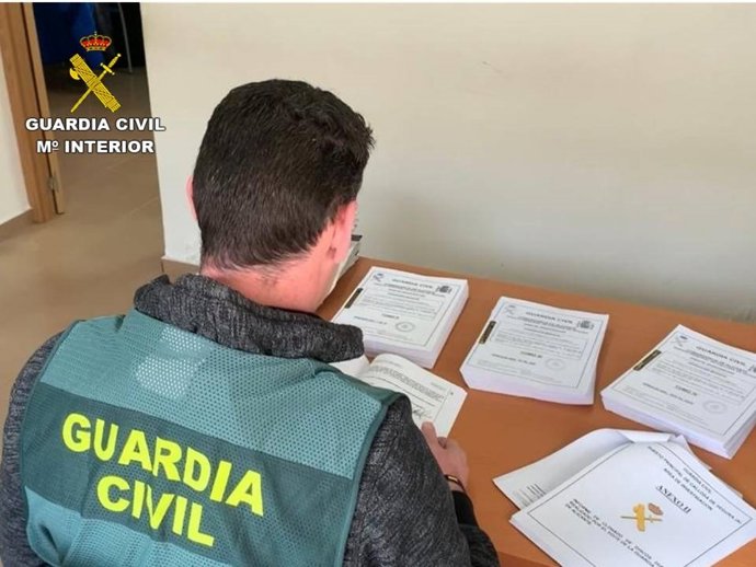 Un agente investiga una documentación.