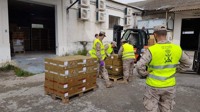 Infantes de Marina con el material para instalación del albergue provisional en Club Náutico Elcano