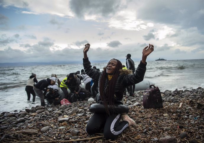 Migrants africans després d'arribar a Lesbos des de Turquia.