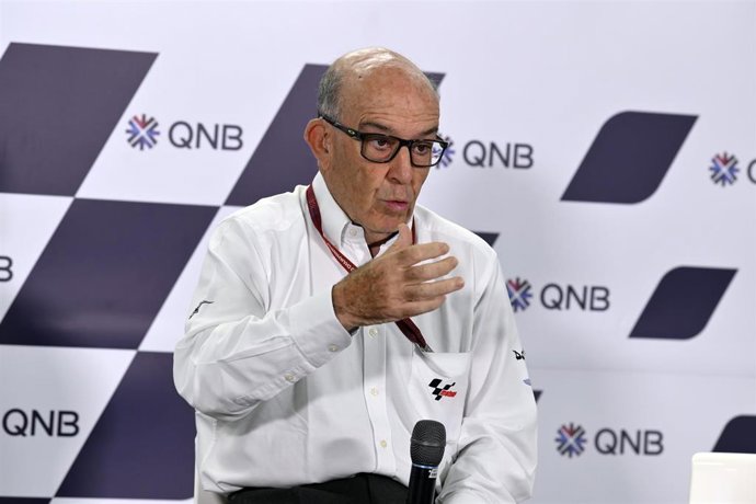 Carmelo Ezpeleta durante una rueda de prensa en el circuito de Losail