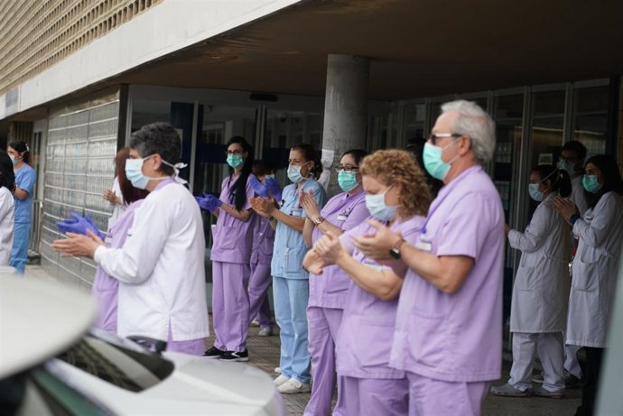 Trabajadores de Osakidetza  del Hospital de Galdakao aplauden en recuerdo a la enfermera de 52 años fallecida por Covid-19 donde desarrollaba su labor profesional en la sexta planta