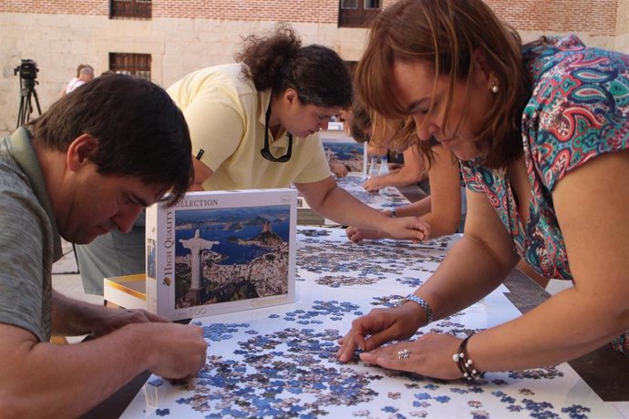Una pareja participa en el Campeonato de Puzzles 'Villa de Simancas' (Valladolid), en una edición anterior.