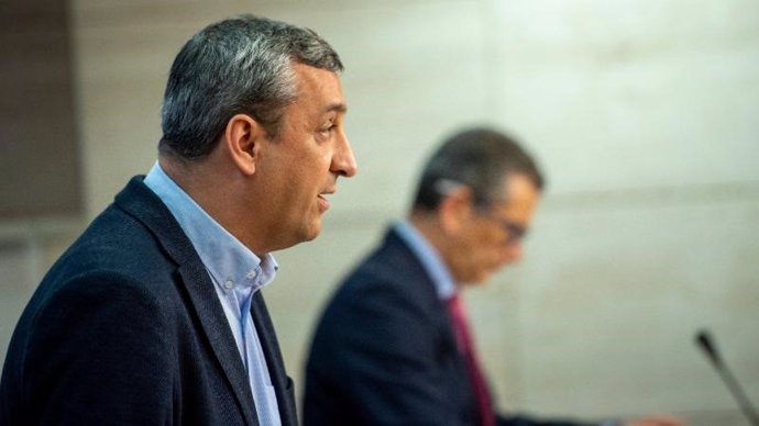 El portavoz del Gobierno, Chus del Río y el consejero de Hacienda, Celso González en rueda de prensa