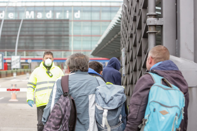 Entrada de algunas personas sin hogar al pabellón 14 de Feria de Madrid IFEMA, que ha sido acondicionado para sintechos mientras dure la crisis del coronavirus, en Madrid (España), a 20 de marzo de 2020.