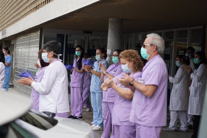 Trabajadores de Osakidetza  del Hospital de Galdakao aplauden en recuerdo a la enfermera de 52 años fallecida por Covid-19 donde desarrollaba su labor profesional en la sexta planta