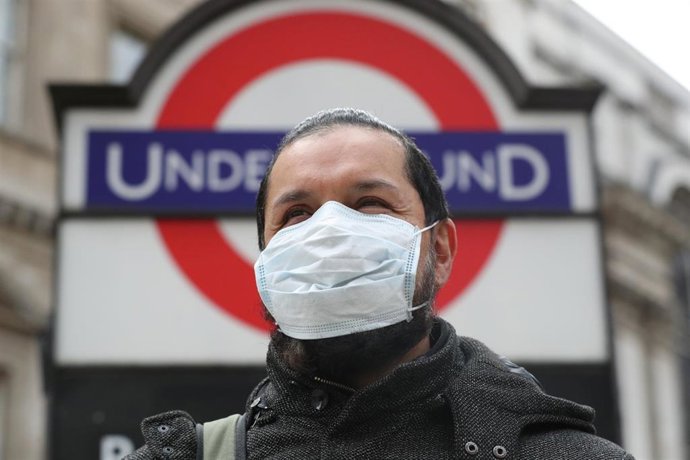 Hombre con mascarilla en Londres