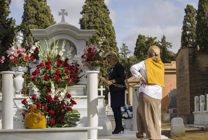 Cementerio de San Fernando en la festividad de Todos los Santos Personas visitan y arreglan con flores las tumbas de sus familiares en esta festividad. En Sevilla, a 01 de noviembre de 2019. (Foto de archivo).