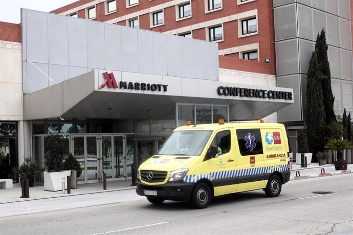 Una ambulancia de la Comunidad de Madrid pasa al lado del Hotel Marriott Auditorium, en el kilómetro 12 de la A-2, que desde hoy recibe a pacientes que no necesiten tratamiento, aunque sí seguimiento, por coronavirus procedentes del Hospital Príncipe de