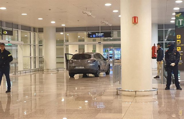 Varios mossos d'Esquadra protegen la zona donde hoy en torno a las 4.56 horas de la mañana dos personas han empotrado un coche en el interior de la Terminal 1 del Aeropuerto Josep Tarradellas Barcelona-El Prat en Barcelona, a 20 de marzo de 2020.