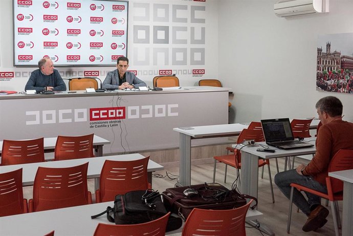 Los secretarios generales de UGT y CCOO en Castilla y León, Faustino Temprano (i) y Vicente Andrés (d), respectivamente, en la rueda de prensa por videoconferencia.