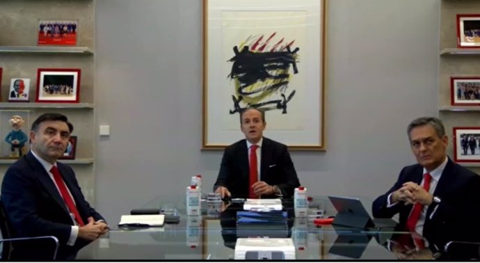 El consejero delegado de Santander España, Rami Aboukhair, en una videoconferencia con la plantilla del banco.