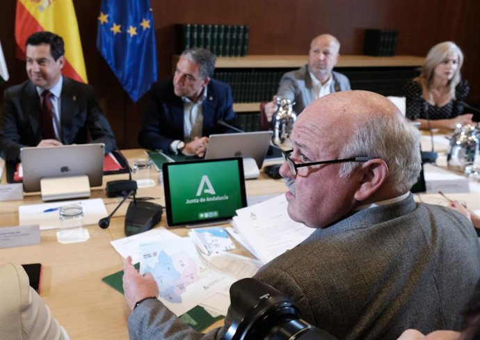 El presidente de la Junta, Juanma Moreno (1I), el consejero de la Presidencia, Elías Bendodo (C), y el consejero de Salud, Jesús Aguirre (1d) en una imagen de archivo.