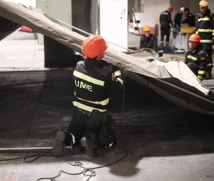 Un militar de la UME ayuda en el acondicionamiento del pabellón 14 de Ifema en Madrid