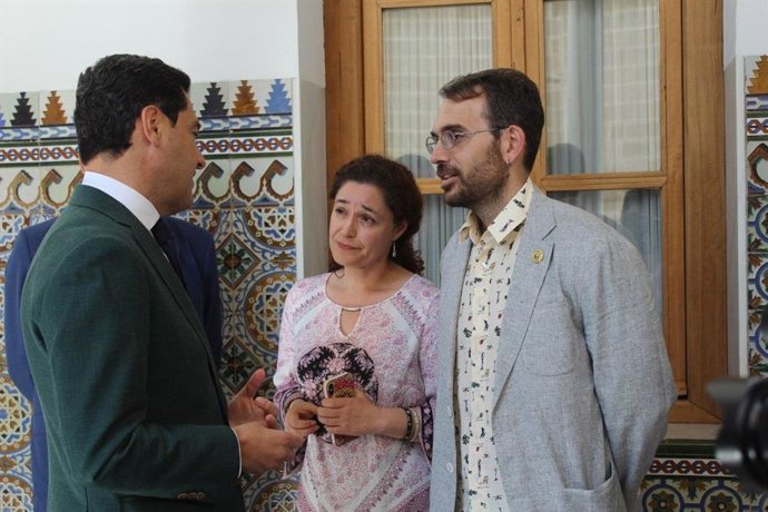 El coordinador de IU Andalucía, Toni Valero, y la portavoz parlamentaria de Adelante, Inmaculada Nieto, en una imagen de archivo junto al presidente de la Junta, Juanma Moreno.