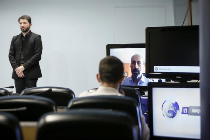 La sala de prensa durante la comparecencia del ministro de Salud aislado en su casa.