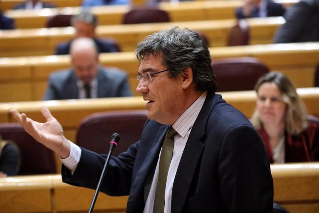 El ministro de Seguridad Social, Inclusión y Migraciones, José Luis Escrivá Belmonte, durante la primera sesión de control al Gobierno de coalición PSOE y Unidas Podemos de la XIV Legislatura en el Senado, en Madrid (España), a 11 de febrero de 2020.