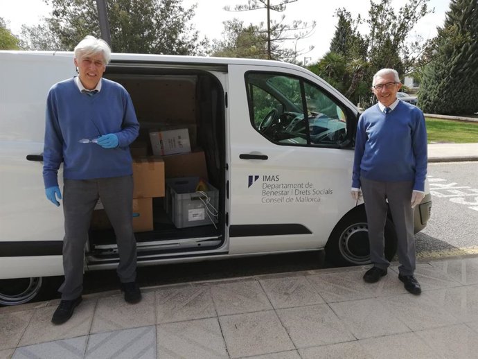 La UIB entrega material sanitario a la Conselleria de Salud
