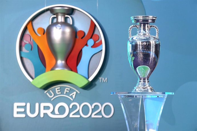 Trofeo y logo de la Eurocopa 2020