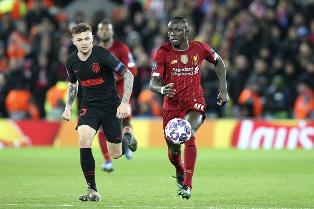 Kieran Trippier persigue a Sadio Mané durante el partido de vuelta en Anfield entre el Liverpool y el Atlético