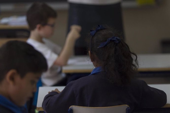 Colegio, escuela, aula, primaria, clase, niño, niña, niños, estudiando, estudiar