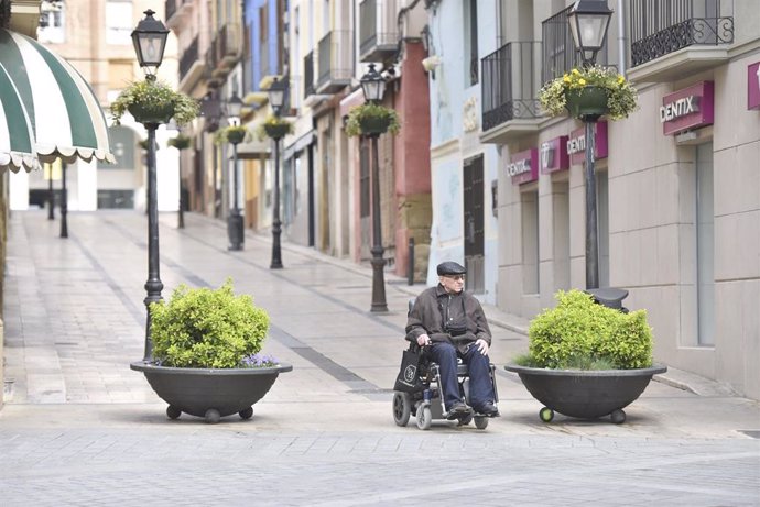 Un hombre en silla de ruedas en el cuarto día laborable del estado de alarma por coronavirus, en Huesca, Aragón (España), a 19 de marzo de 2020.