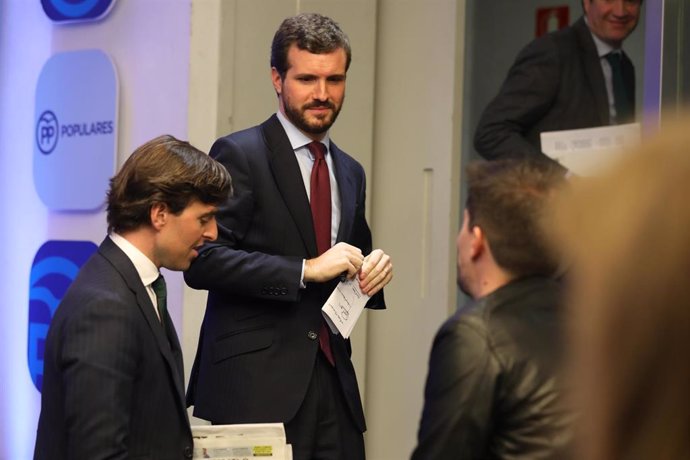 El presidente del Partido Popular, Pablo Casado (centro), junto al vicesecretario nacional de Comunicación del PP, Pablo Montesinos. En la sede de Partido Popular ubicado en la calle de Génova, Madrid (España), a 9 de marzo de 2020.