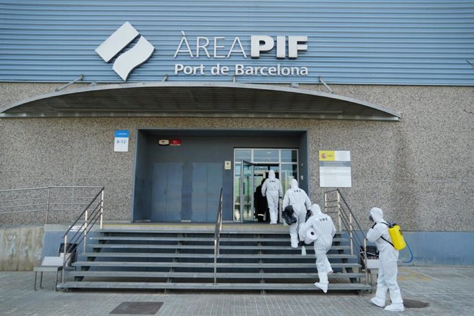 La UME desinfecta el área PIF del Puerto de Barcelona ante la pandemia de coronavirus, el 20 de marzo de 2020.