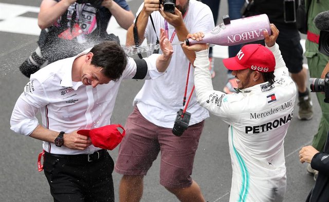 26 May 2019, Monaco, Monte Carlo: British Formula One driver Lewis Hamilton celebrates victory with team principle Toto Wolff during the Monaco Formula 1 Grand Prix at the Circuit de Monte Carlo. Photo: David Davies/PA Wire/dpa