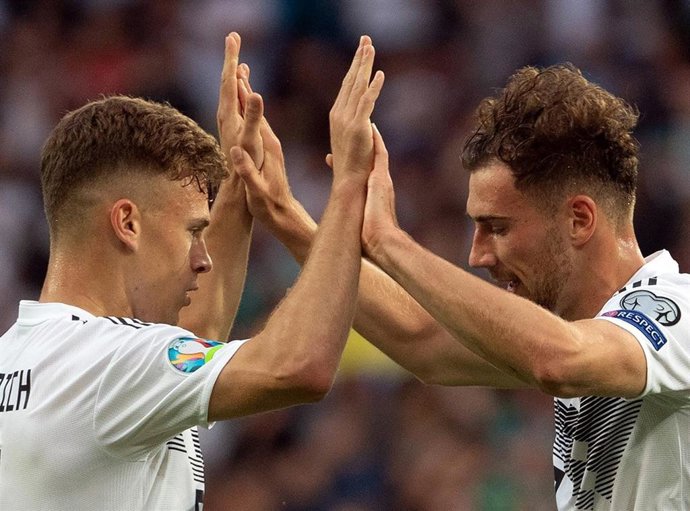 FILED - 11 June 2019, Mainz: Germany's Leon Goretzka (R) celebrates scoring his side's third goal with teammate Joshua Kimmich during UEFA European Championship Qualifying Group C soccer match between Germany and Estonia at the Opel Arena. Bayern Munich