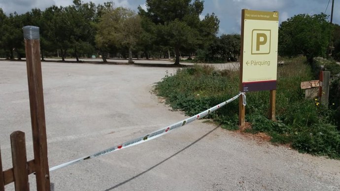 Acceso al aparcamiento del Parque Nacional de Mondragón.