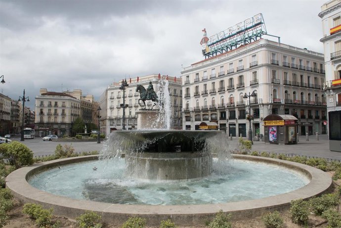 La Puerta del Sol totalmente vacía durante el sexto día de confinamiento por coronavirus en el país