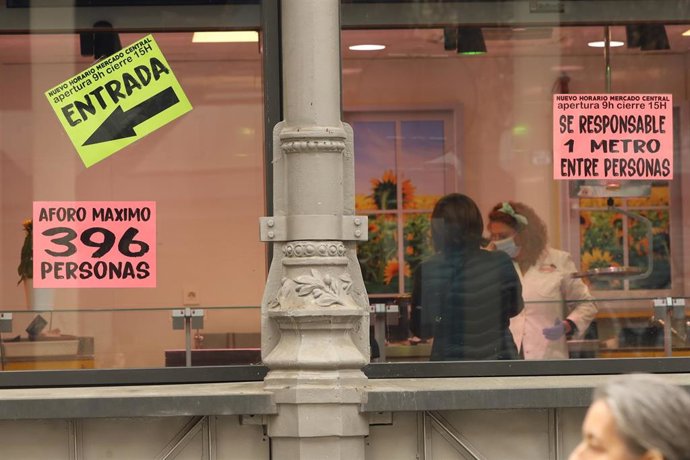 Dos mujeres hablan dentro del Mercado Central de Zaragoza durante el estado de alarma por coronavirus, en Zaragoza.