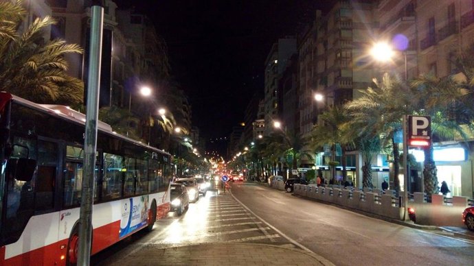 Un autobús de Alicante en la avenida Alfonso el Sabio.