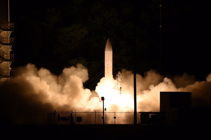 EEUU.- Estados Unidos prueba con éxito un misil hipersónico